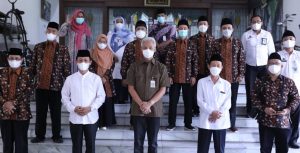 Gubernur Ganjar Pranowo foto bersama kafilah Jateng yang akan berlaga di arena Seleksi Tilawatil Quran (STQ) Nasional XXVI di Sofifi, Provinsi Maluku Utara Selasa 12 Oktober 2021