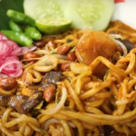 Resep dan Cara Membuat Mie Aceh Istimewa, Rasa Sekaligus Pedasnya Mantap ala Devina Hermawan. Foto: Tangkap Layar Youtube Devina Hermawan