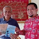 Plh Bupati Banjarnegara Syamsudin, S.Pd, M.Pd (Kiri) Foto Bersama Ketua Umum YSMI Heni Purwono (Kanan).