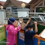 Sampah dimasukkan ke dalam bak sampah yang sudah tertata rapi di halaman masjid Al Iman Baitul Hikmah di RT 01 RW 04 Desa Petambakan Kecamatan Madukara Kabupaten Banjarnegara, terpisah antara sampah: plastik, kertas, kaca, kaleng dan kardus.