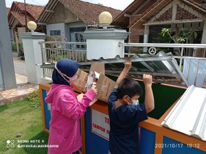 Sampah dimasukkan ke dalam bak sampah yang sudah tertata rapi di halaman masjid Al Iman Baitul Hikmah di RT 01 RW 04 Desa Petambakan Kecamatan Madukara Kabupaten Banjarnegara, terpisah antara sampah: plastik, kertas, kaca, kaleng dan kardus.