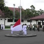 Bupati Banyumas Ir Achmad Husein, memimpin upacara peringatan Hari Santri Nasional tahun 2021 yang diadakan di Halaman Pendopo Sipanji Purwokerto, Jumat 22 Oktober 2021 pagi. Foto: Prokopim Banyumas