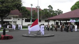 Bupati Banyumas Ir Achmad Husein, memimpin upacara peringatan Hari Santri Nasional tahun 2021 yang diadakan di Halaman Pendopo Sipanji Purwokerto, Jumat 22 Oktober 2021 pagi. Foto: Prokopim Banyumas