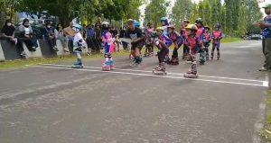 Satria Speed Skate (Banyumas) dan Sepatu Roda Wonosobo Asri Team (SWAT), dua klub sepatu roda Banyumas dan Wonosobo melakukan latih tanding sepatu roda di GOR Satria pada Minggu 24 OKtober 2021. Foto: Prokopim Banyumas
