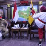 Anandea Sekar Rafina (10) unjuk kebolehan sebagai atlet taekwondo belia peraih empat medali emas dalam waktu 20 hari saat berkunjung ke kantor Gubernur Jawa Tengah Ganjar Pranowo, Senin 25 Oktober 2021. Foto: Humas Prov Jateng
