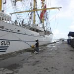 Forkopimda Cilacap Lepas KRI Bima Suci-945 Lanjutkan Latihan di Bali, setelah lima hari bersandar di Dermaga Tanjung Intan Cilacap, KRI Bima Suci-945 bertolak dari Kabupaten Cilacap. Foto: Pendim 0703/Cilacap