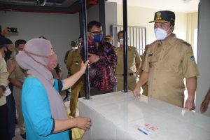 Bupati Banyumas Achmad Husein didampingi Plt Kepala Dinas Perindustrian dan Perdagangan Purwadi Santoso dan jajaranya, memantau kesiapan pindahan Pasar Banyumas Senin 25 OKtober 2021. Foto: Prokopim Banyumas