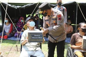 Kapolda Jawa Tengah Irjen Pol Ahmad Luthfi kunjungi Ambarara, bantu dan hibur warga terdampak gempa di Kelurahan Pojoksari, Kecamatan Ambarawa, Kabupaten Semarang, Senin 25 Oktober 2021 siang. Foto: Humas Polda Jateng