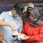Bupati Banyumas Achmad Husein melaunching produk UMKM Banyumas yaitu Kopi Seruni di bukit semut, Desa Binangun, Kecamatan Banyumas, Kabupaten Banyumas, Sabtu 30 Oktober 2021. Foto: Jembar Arafat