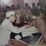 Kyai Haji Maimun Zubair ketika memimpin ijab qobul dan menjadi wali nikah putrinya, Nyai Hj. Shobihah yang menikah dengan Kyai Haji Mustofa Aqil Sirodj tahun 1985./Foto:Padepokan Carang Seket