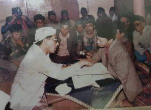 Kyai Haji Maimun Zubair ketika memimpin ijab qobul dan menjadi wali nikah putrinya, Nyai Hj. Shobihah yang menikah dengan Kyai Haji Mustofa Aqil Sirodj tahun 1985./Foto:Padepokan Carang Seket
