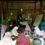 Ibu-ibu Desa Timbang Kreasi Buat Kerajinan Tangan Berbahan Dasar Limbah Plastik.