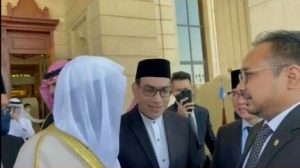 Tangkapan layar percakapan Menteri Agama Gus Yaqut menggunakan penerjemah saat bertemu dengan menteri urusan islam Saudi Arabia, Al-Sheikh Abdullatif bin Abdulaziz Al-Sheikh.