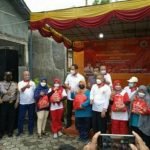 Setelah acara selesai Hendrar Prihadi Wali Kota Semarang memberikan sembako dalam kegiatan BBGRM di Balai RW 28, kemudian mereka foto bersama dengan warga kelurahan Sendangmulyo