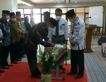 Dr H Multazam Ahmad MA menandatangani berita acara sebagai Ketua Bidang Takmir disaksikan Ketua Umum Yayasan Pusat Kajian dan Pengembangan Islam (YPKPI) Masjid Raya Baiturrahman Jawa Tengah Dr KH Ahmad Darodji MSi pada upacara pelantikan di auditorium Masjid Islamic Center, Manyaran, Semarang, Rabu, 12 Januari 2022.