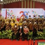 Para Pengurus Yayasan Pendidikan Islam (YPI) Nasima dan tenaga pendidik foto bersama usai merayakan HUT Ke-28 di Kampus Merah Putih Aula Kaimana SMA Nasima Jalan Yos Sudarso 17 Arteri Utara Kota Semarang