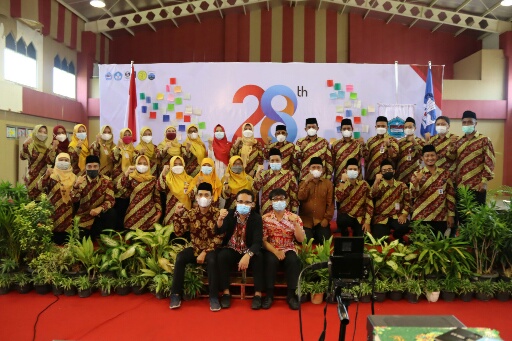 Para Pengurus Yayasan Pendidikan Islam (YPI) Nasima dan tenaga pendidik foto bersama usai merayakan HUT Ke-28 di Kampus Merah Putih Aula Kaimana SMA Nasima Jalan Yos Sudarso 17 Arteri Utara Kota Semarang