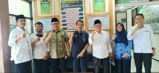 Pengurus BP4 Jateng foto bersama dengan Wakil Ketua Pengadilan Tinggi Agama (PTA) Semarang Dr H Zulkarnain SH MH di kantor Jl Hanoman Raya Semarang, Senin, 17 Januari 2022