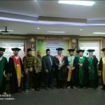 Ketua PCNU Kota Semarang Anasom foto bersama dengan Dekan Fakultas Dakwah dan Komunikasi (FDK) UIN Walisongo Dr Ilyas Supena dan Dewan Penguji diketuai Rektor UIN Sunan Kalijaga Yogyakarta Prof Dr KH Al Makin usai dikukuhkan menjadi Doktor Studi Islam