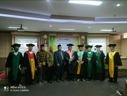 Ketua PCNU Kota Semarang Anasom foto bersama dengan Dekan Fakultas Dakwah dan Komunikasi (FDK) UIN Walisongo Dr Ilyas Supena dan Dewan Penguji diketuai Rektor UIN Sunan Kalijaga Yogyakarta Prof Dr KH Al Makin usai dikukuhkan menjadi Doktor Studi Islam