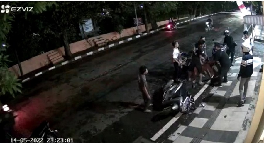 tangkap layar video pengeroyokan di Jl Kelud Raya , Sabtu, 14 Mei 2022 pukul 23.23 WIB