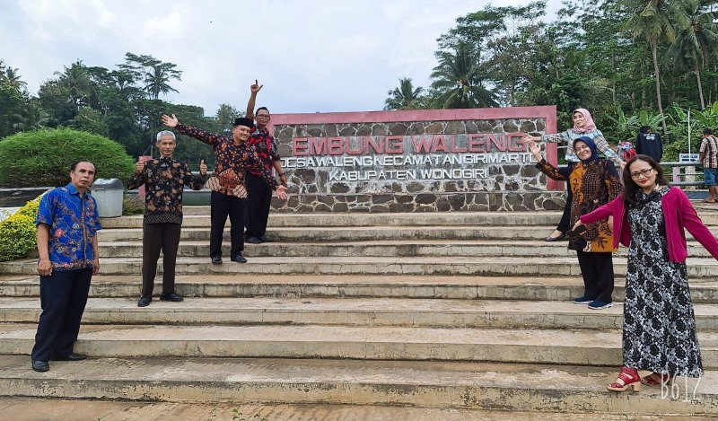 Prof Dr Martitah M Hum nomor dua dari kanan foto bersama perangkat Desa Waleng di depan Embung Waleng, Girimarto, Wonogiri.