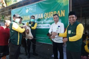 Dirut RSI Sultan Agung Semarang dr Said Shofwan menyerahkan seekor sapi hewan kurban kepada ketua Panitia Idul Adha 1443H M Arif Hidayat SPd.I