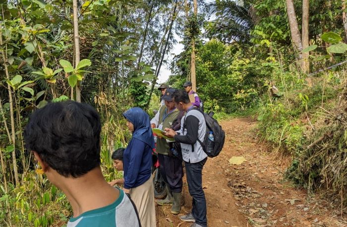 Para petugas melakukan pengukuran tahap II di Desa Wadas yang terdampak proyek strategis nasional Proyek Bendungan Bener Kabupaten Purworejo, Kamis pagi, 14 Juli 2022 (2)