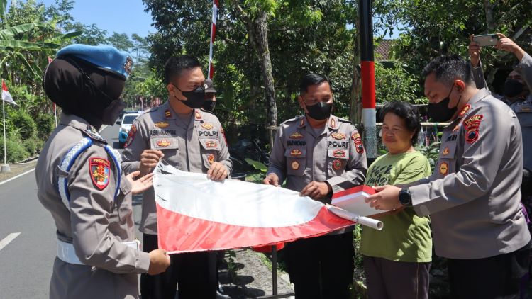Kapolres Salatiga ganti bendera merah putih milik warga yang sudah lusuh