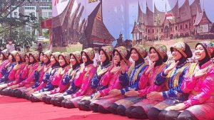 Tari dari daerah Aceh ditampilkan siswa SMA Nasima Semarang