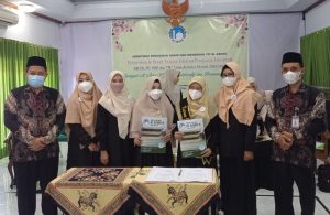 Jajaran pengurus jam'yyah periode 2020 - 2022 dan baru 2022 - 2024 didampingi kepala dan kabid pendidikan SMP dan SMA
