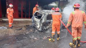 Totota Avanza milik Oaidi warga Tengaran Kabupaten Ungaran terbakar karena diparkir di dekat pembakaran sampah
