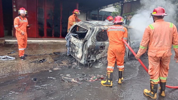 Totota Avanza milik Oaidi warga Tengaran Kabupaten Ungaran terbakar karena diparkir di dekat pembakaran sampah