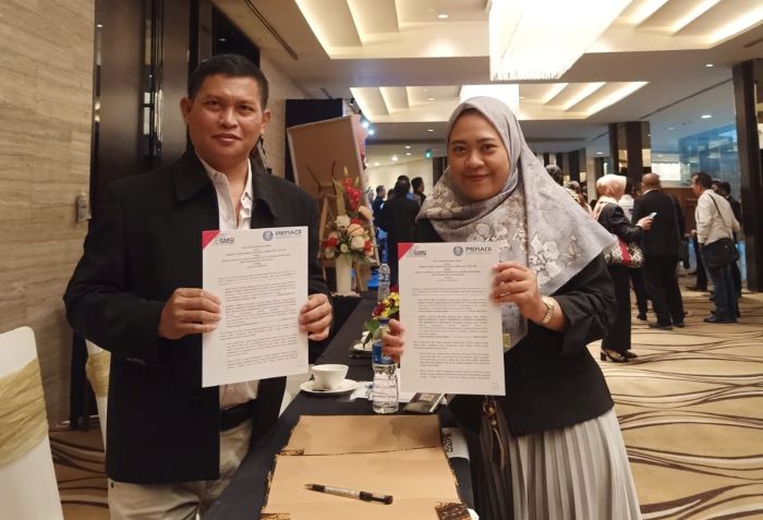 Ali Arifin, Ketua Forum Rektor SMSI Jateng menunjukkan naskah MoU SMSI Jateng dan Peradi Semarang