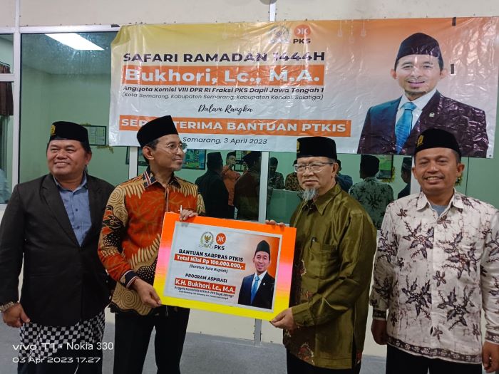 KH. Bukhori, Lc., MA menyerahkan secara simbolis bantuan sarana dan prasarana PTKIS kepada Dekan FAI Unissula