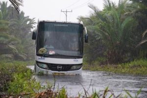 jalan raya rusak dan kebanjiran