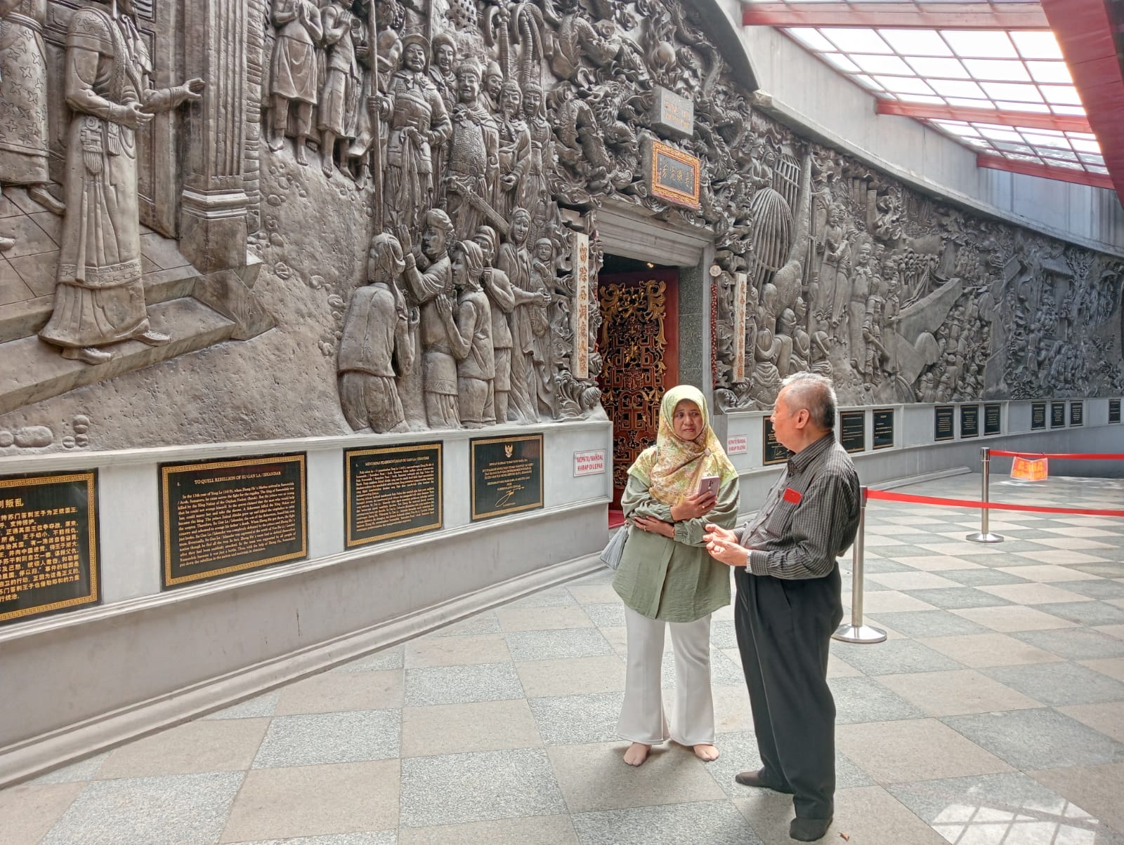 pengelola Klenteng Agung Sam Poo Kong Semarang Chandra Budi Atmaja menjelaskan kepada pengunjung tentang relief yang ada di dinding Goa Batu  