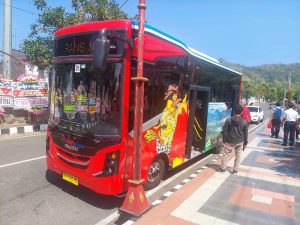 Bus Trans Jateng Solo Wonogiri di saat di Jalan Raya Slamet Riyadi Solojpeg