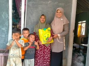 Dwi Widiyastuti tim inti banjarnegaraku.com memberikan bantuan paket sembako dalam banjarnegaraku.com peduli kepada Rohimah beserta 3 dari 7 anaknya Jumat 10 Muharram 1445H atau 28 Juli 2023