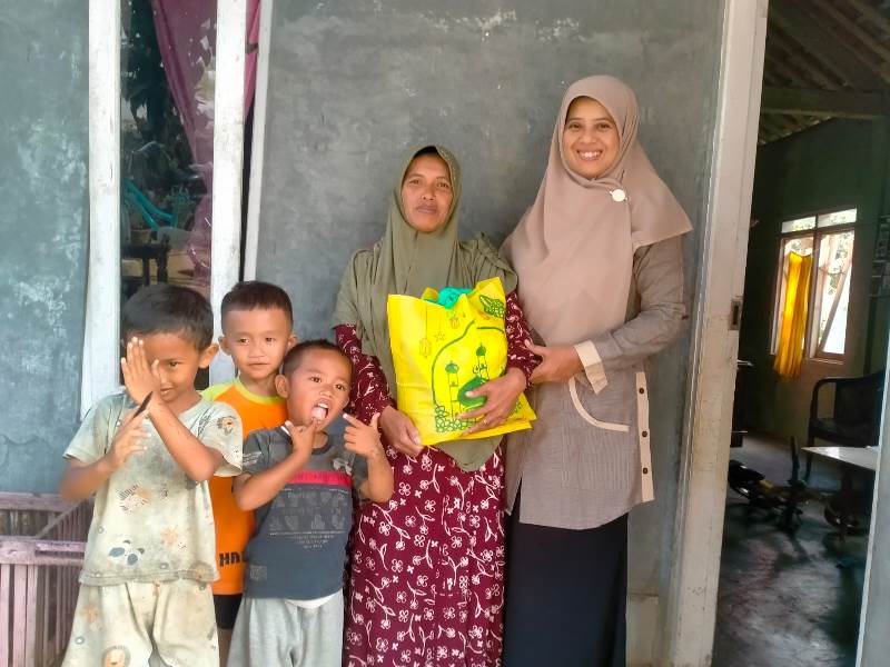 Dwi Widiyastuti tim inti banjarnegaraku.com memberikan bantuan paket sembako dalam banjarnegaraku.com peduli kepada Rohimah beserta 3 dari 7 anaknya Jumat 10 Muharram 1445H atau 28 Juli 2023