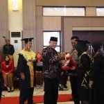 Prosesi Wisuda Polibara, tampak Sekda, Direktur, Ketua Yayasan Dipayuda.