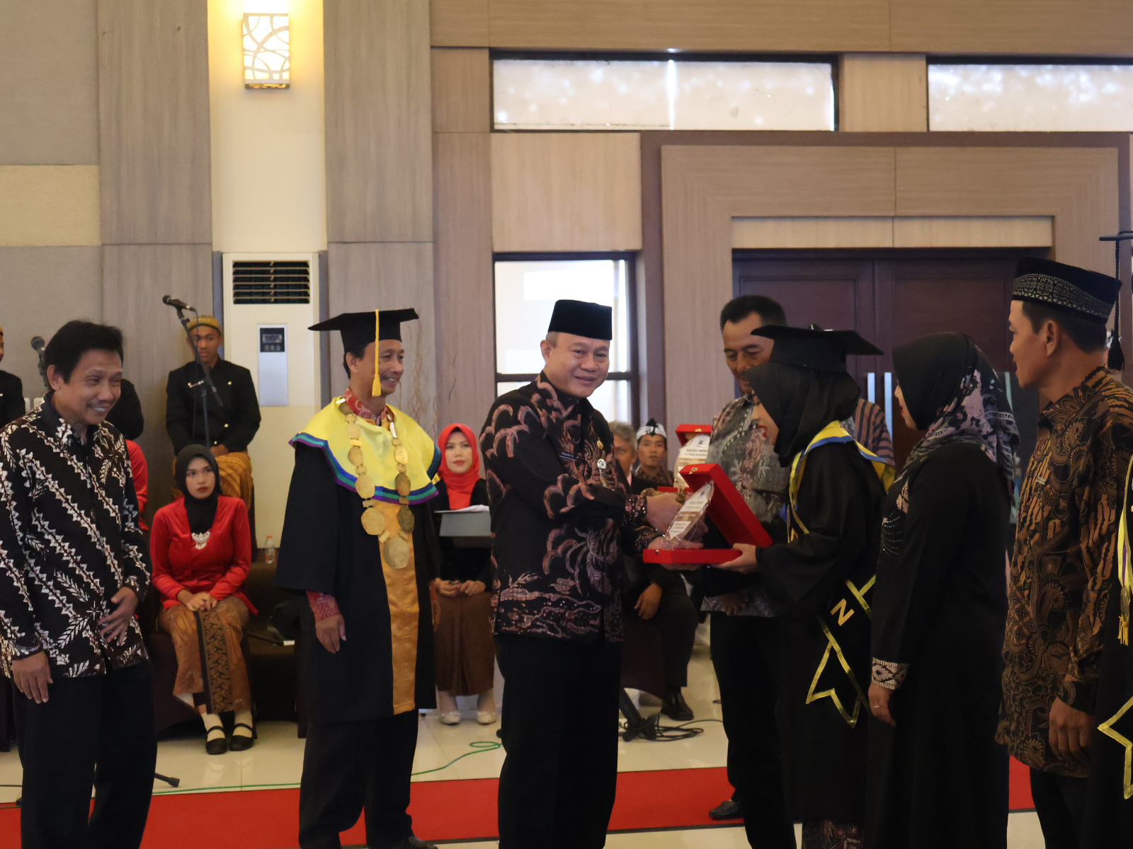 Prosesi Wisuda Polibara, tampak Sekda, Direktur, Ketua Yayasan Dipayuda.