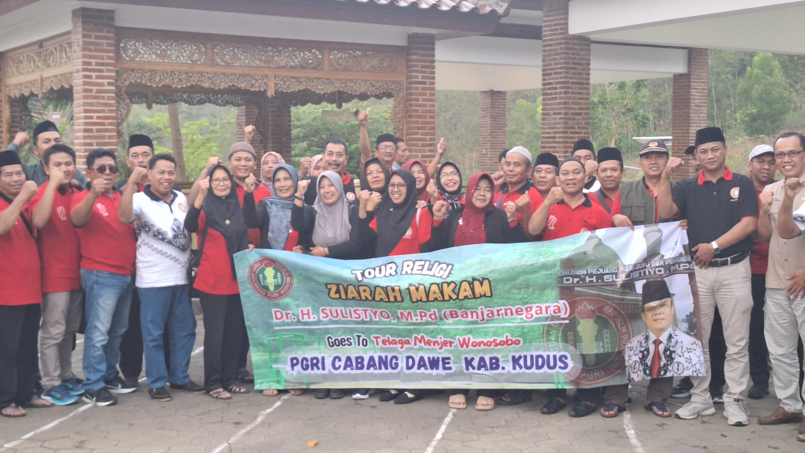 PGRI Cabang Dawe, Kabupaten Kudus bersama Pengurus Yayasan Dr. Sulistiyo Pejuang Pendidikan