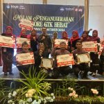 Kepala Dindikpora Kabupaten Banjarnegara, Teguh Handoko, S.Sos. berfoto bersama guru dan tenaga kependidikan yang berprestasi pada Jambore GTK Hebat/Dok. Endang Puspitorini