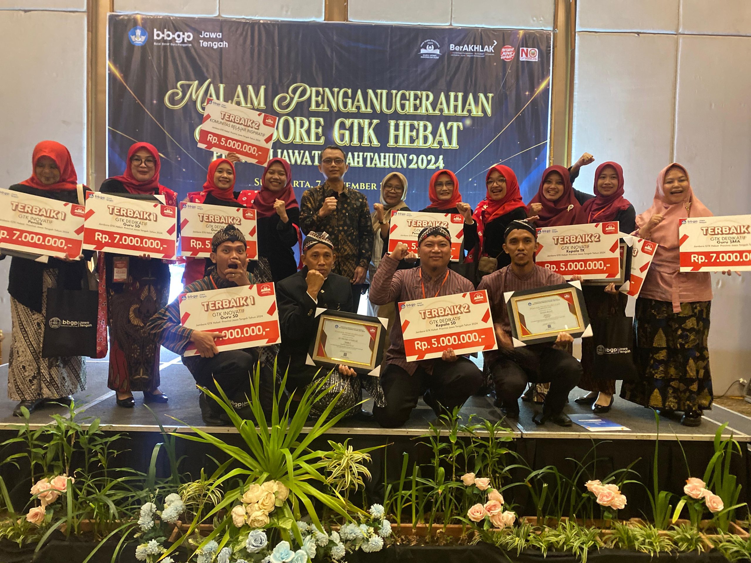 Kepala Dindikpora Kabupaten Banjarnegara, Teguh Handoko, S.Sos. berfoto bersama guru dan tenaga kependidikan yang berprestasi pada Jambore GTK Hebat/Dok. Endang Puspitorini