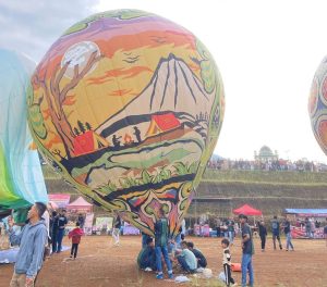 Lamuk Sky Festival, tradisi menerbangkan balon udara di Desa Lamuk, Kecamatan Kalikajar, Kabupaten Wonosobo, Kamis, 3 April 2025, berlangsung meriah dan aman.