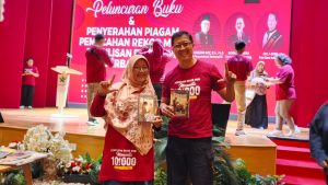 Dua orang penulis mini fiksi asal Banjarnegara yaitu Endah Purwaningsih (Kalibening) dan Aris Brave (Kecamatan Kota Banjarnegara)