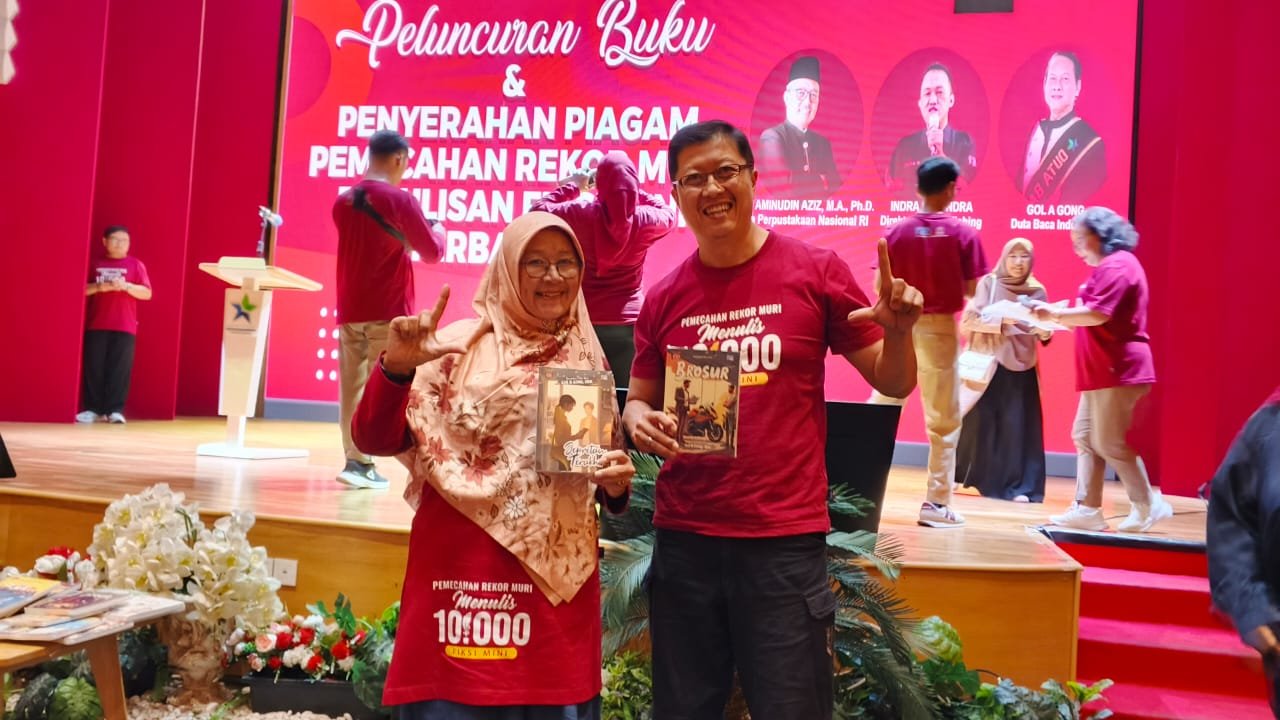 Dua orang penulis mini fiksi asal Banjarnegara yaitu Endah Purwaningsih (Kalibening) dan Aris Brave (Kecamatan Kota Banjarnegara)