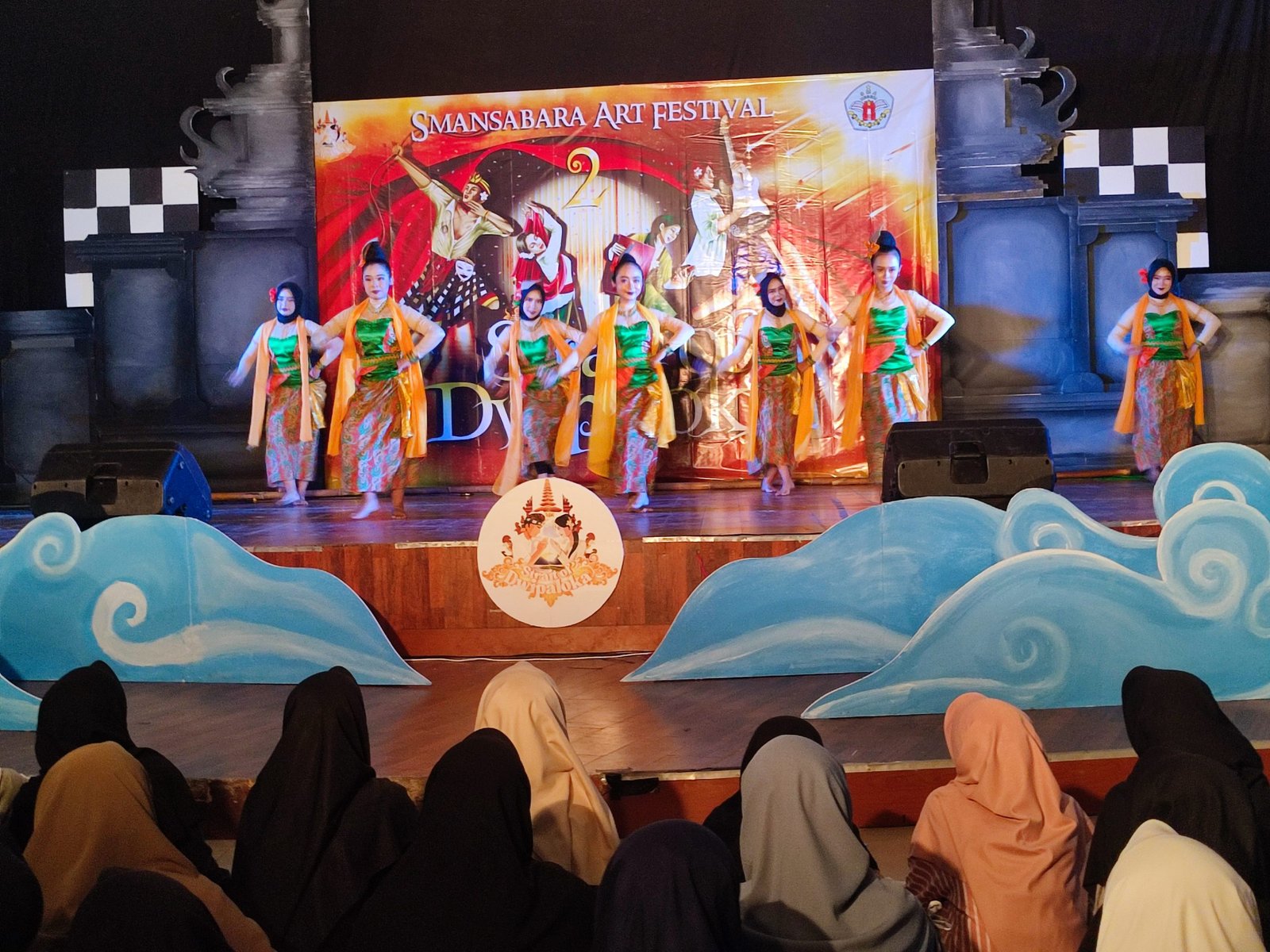 Penampilan tari Siswa SMA N 1 Banjarnegara dalam Festival Seni Smansabara