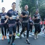 Foto ilustrasi sekelompok pelari berlari bersama di jalan raya perkotaan saat mengikuti ajang lari.